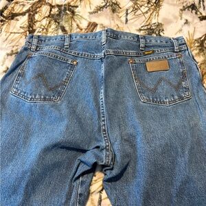 Wrangler Relaxed Fit Men's Denim Jeans in Medium Blue